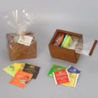 Kit com 12 sachês de chá variados e embalados em caixinha de MDF com tampa corrediça em acrílico.