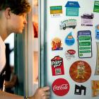 Homem abrindo geladeira com ima personalizado - 1318194