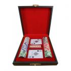 Kit de poker personalizado composto por 100 fichas de plástico, 02 baralhos plastificados e 01 jogo de dados de poker, em estojo de madeira com pintura em preto, verde ou vermelho rubi acetinado, forro em veludo vermelho, preto ou azul marinho. - 701579