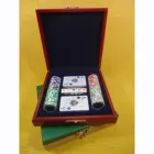 Kit de poker personalizado composto por 100 fichas de plástico, 02 baralhos plastificados e 01 jogo de dados de poker, em estojo de madeira com pintura em preto, verde ou vermelho rubi acetinado, forro em veludo vermelho, preto ou azul marinho. - 101193