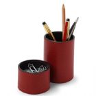 Conjunto de porta-lápis e clipes redondo em couro vermelho.