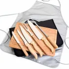 Kit churrasco com avental e peças com cabo de bambu