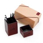 Kit com porta lápis, porta clips e embalagem em caixa kraft com elástico.