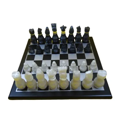 Jogo de estratégia de xadrez figuras de jogo branco e preto ganhar