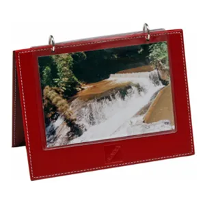Porta Retrato personalizado para 8 fotos em couro sintético, tamanho 10 x 15 cm, com personalização da logomarca em baixo relevo. - 54500
