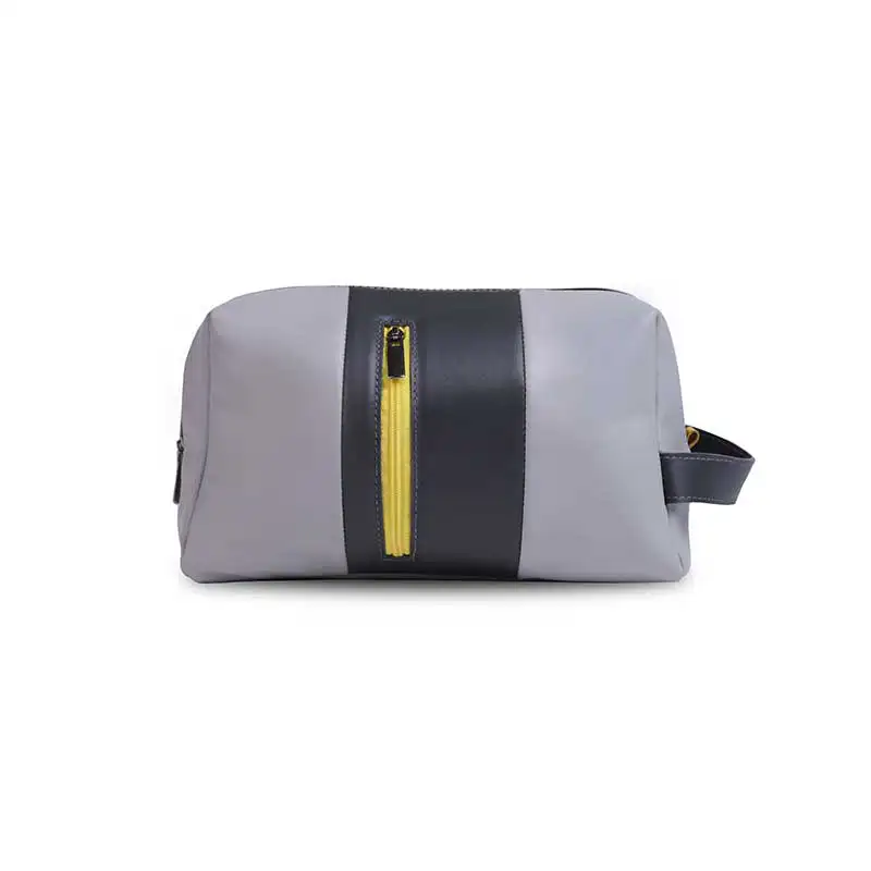 Necessaire de material resistente. DIMENSÕES: 26,5 x 14 x 12 cm