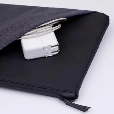 Pasta para Notebook 14 Polegadas com bolso externo. Produzido em poliéster com detalhes emborrachado, possui interior acolchoado com bolso de couro s - 1232074