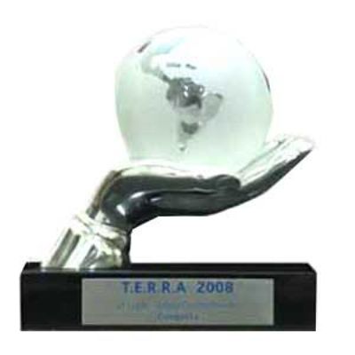 Troféu Personalizado em alumínio fundido com globo de cristal - Modelo Mão.