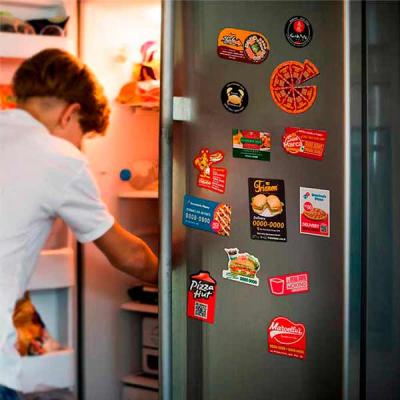 Homem abrindo geladeira com ima ima personalizado - 1318071