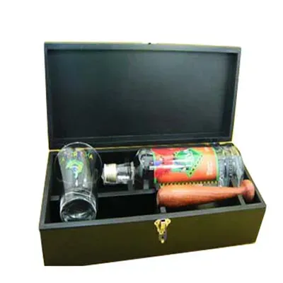 Estojo personalizado confeccionado em madeira, com kit caipirinha de três peças.Charme e sofisticação compondo a mesa de seus cliente no fim de semana.