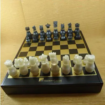 Estojo com jogo de xadrez e dama