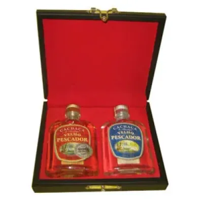 Estojo de madeira com cachaça artesanal