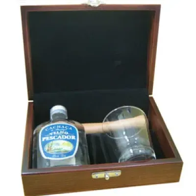 Kit de caipirinha com cachaça artesanal com copo em caixa de madeira