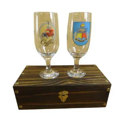 Kit cerveja com dois copos em caixa envelhecida