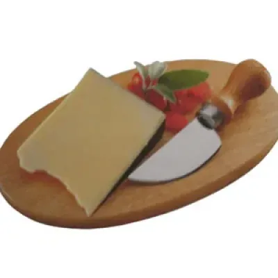 Tábua personalizada oval para queijo com faca gruyere em aço inox e cabo de madeira . Medidas : 26 x 16 x 1,4 cm.Ofereça a seus melhores clientes um produto que leva charme a cozinha.
