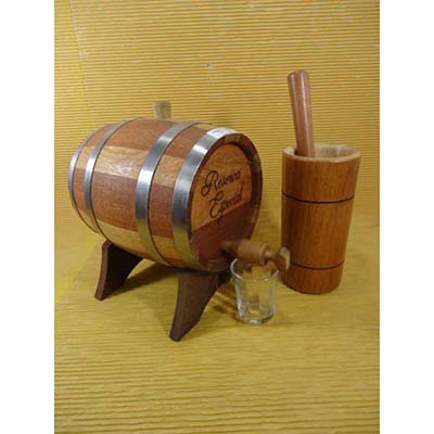 Kit caipirinha com barril de madeira de 1 litro, um copo dose, um socador e um copo de madeira