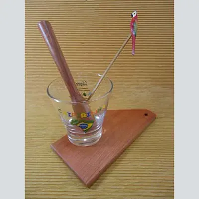 Kit Caipirinha com tábua de corte, copo, socador e mexedor bambu com arara vermelha 