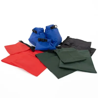  Kit com 3 sacos em nylon impermeável com fechamento por fivelas.