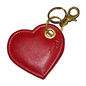 Chaveiro personalizado em couro sintético no formato de coração, com personalização da logomarca em baixo relevo.