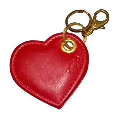 Chaveiro personalizado em couro sintético no formato de coração, com personalização da logomarca em baixo relevo.