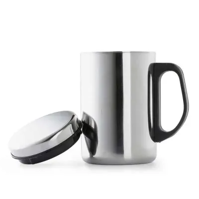 Caneca de 350ml inox com parede dupla, possui tampa com vedação e pegador plástico (não é térmica).
