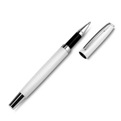 Conjunto de canetas de metal. Uma caneta é com tampa e a outra é acionada por giro. Disponível na...