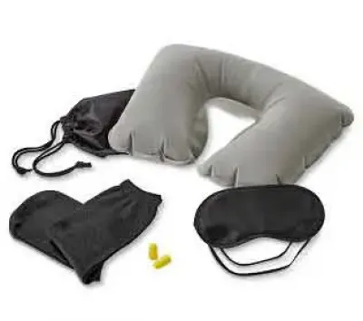 Kit de viagem. Incluso almofada de pescoço, máscara para dormir, tampões para ouvidos e 1 par de meias. Fornecido com bolsa em 190t