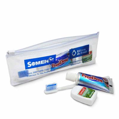 Kit higiene bucal com escova de dente, creme e fio dental