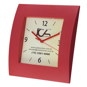 Relógio retangular, nas medidas: 27 x 25 cm.