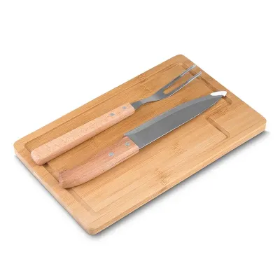 Kit com tábua de bambu com canaleta, garfo e faca com pegadores 