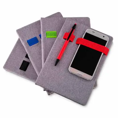 Caderno com elásticos coloridos, porta-caneta e porta-celular