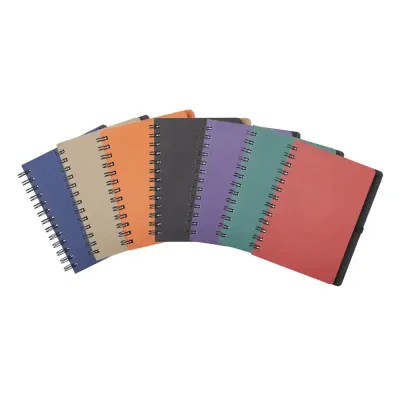 Caderneta em capa dura wire-o e porta-caneta com várias opções de capa.