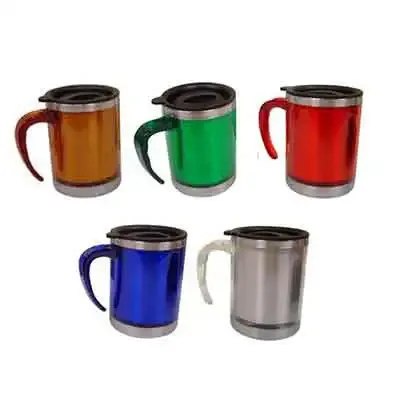 Caneca de 400 ml em aço inoxidável com acabamento externo.
