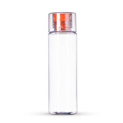 Fabricado em Tritan / BPA free, transparente, detalhe de silicone: Azul, vermelho, perto. Com capacidade para 600ml o Tritan é um material à base de copoliéster,