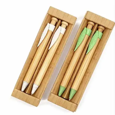 Conjunto caneta e lapiseira de bambu em estojo de papel. Caneta e lapiseira com detalhes plástico...