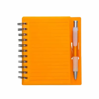 Caderno capa de plástico resistente e caneta esferográfica