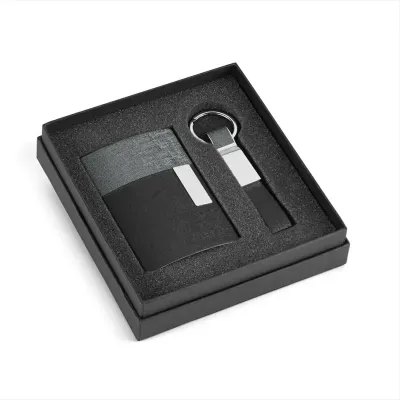 Kit de porta cartões e chaveiro em sintético e metal.