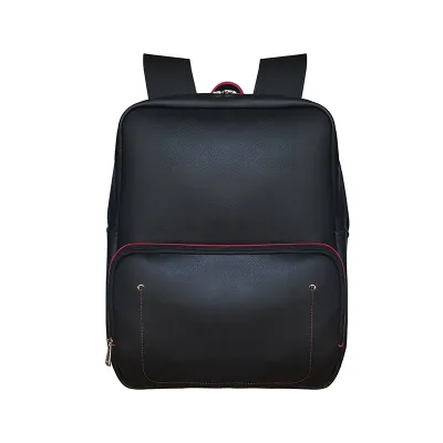 Mochila preta com uma divisória, um bolso frontal aberto e um bolso com zíper