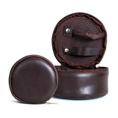 Porta joias em couro possui compartimentos específicos para armazenar dois pares de brincos, anéis, colares e pulseiras