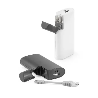 Power Bank acompanha  cabo USB/micro USB para carregar a bateria