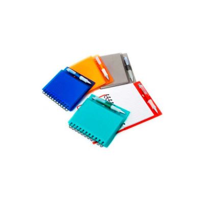 Caderno personalizado com caneta de plástico. Personalização em silk na capa