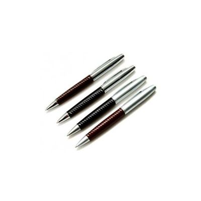 Caneta em metal personalizada para brinde, com detalhes em couro e com metal fosco