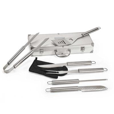 Kit churrasco em estojo de alumínio. Composto por luva de cozinha em poliéster e 6 utensílios em aço inox: faca chefe, 1 faca japonesa, 1 pinça, 1 gar