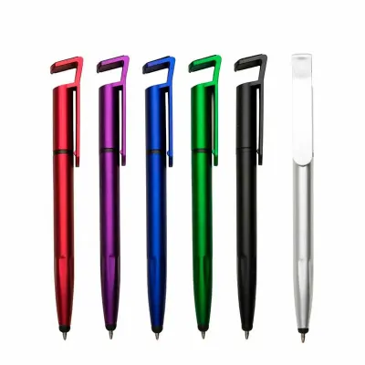 Caneta plástica touch com suporte para celular, caneta inteira colorida com detalhes preto. Clip plástico aberto utilizado como suporte para o celular e parte superior com limpador de tela.