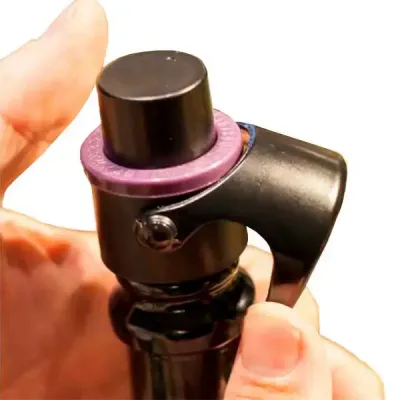 Funciona como uma bombinha de pressão, mantendo o seu espumante, champagne, prosecco ou cava com ...