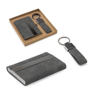 01 Conjunto composto por um porta-cartões e um chaveiro Ambos em metal e poliéster 30% reciclado ...