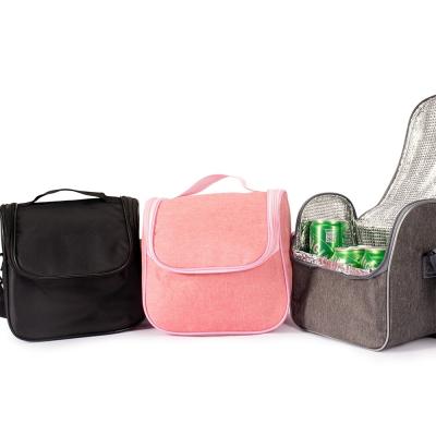 Bolsa térmica feita em Oxford Resistente à agua Possui abertura frontal em zíper Conta com uma al...