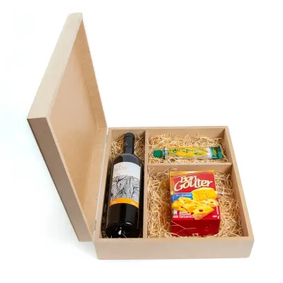 Kit vinho com bisnaga de queijo e aperitivo na caixa de MDF - 1859253
