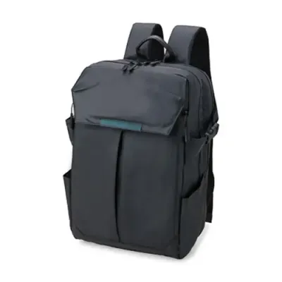 Mochila de 30 Litros confeccionada em sintético resistente à água.