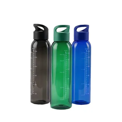 Garrafa feita em plástico livre de BPA com capacidade máxima de 700ml e marcação de volume impres...